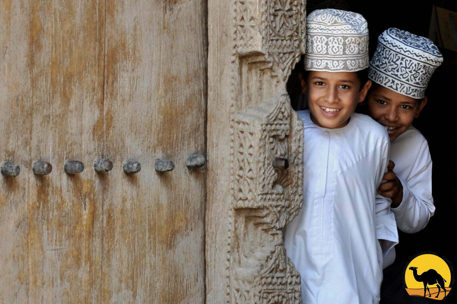 Giovani Omaniti in abiti tradizionali